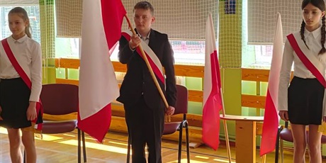 Powiększ grafikę: apel-z-okazji-swieta-konstytucji-3-maja-616083.jpg