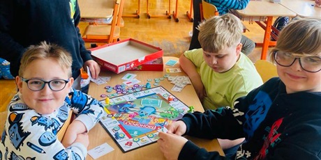Powiększ grafikę: dzien-gier-planszowych-616089.jpg