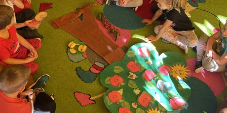 Powiększ grafikę: dzien-jablka-w-przedszkolu-653964.jpg