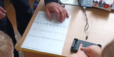 Powiększ grafikę: mama-policjantka-w-przedszkolu-624621.jpg