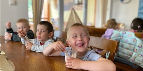 Powiększ grafikę: przedszkolaki-ida-na-lody-624631.jpg