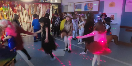 Powiększ grafikę: szkolne-dyskotetki-677025.jpg