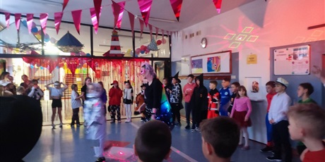 Powiększ grafikę: szkolne-dyskotetki-677026.jpg